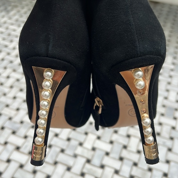 Chanel suede booties. Perfect condition 3 pearls missing. Size 37. - Picture 6 of 7